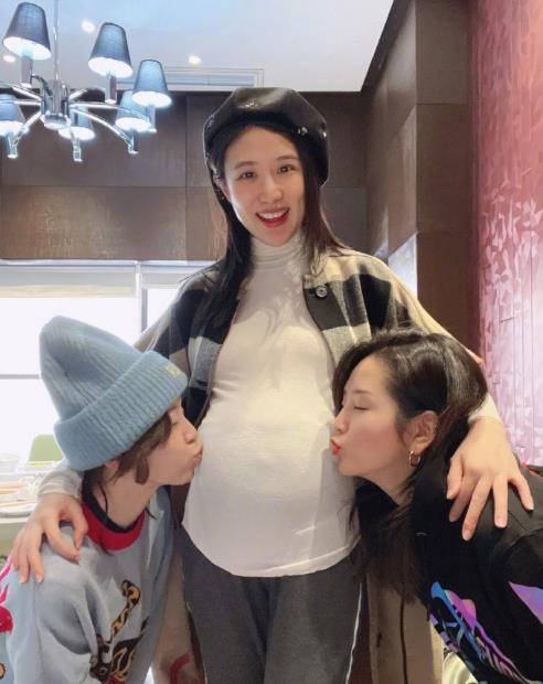 黄雅莉官宣与男友领证结婚,爱情长跑修成正果,何炅黄磊忙祝贺_照片