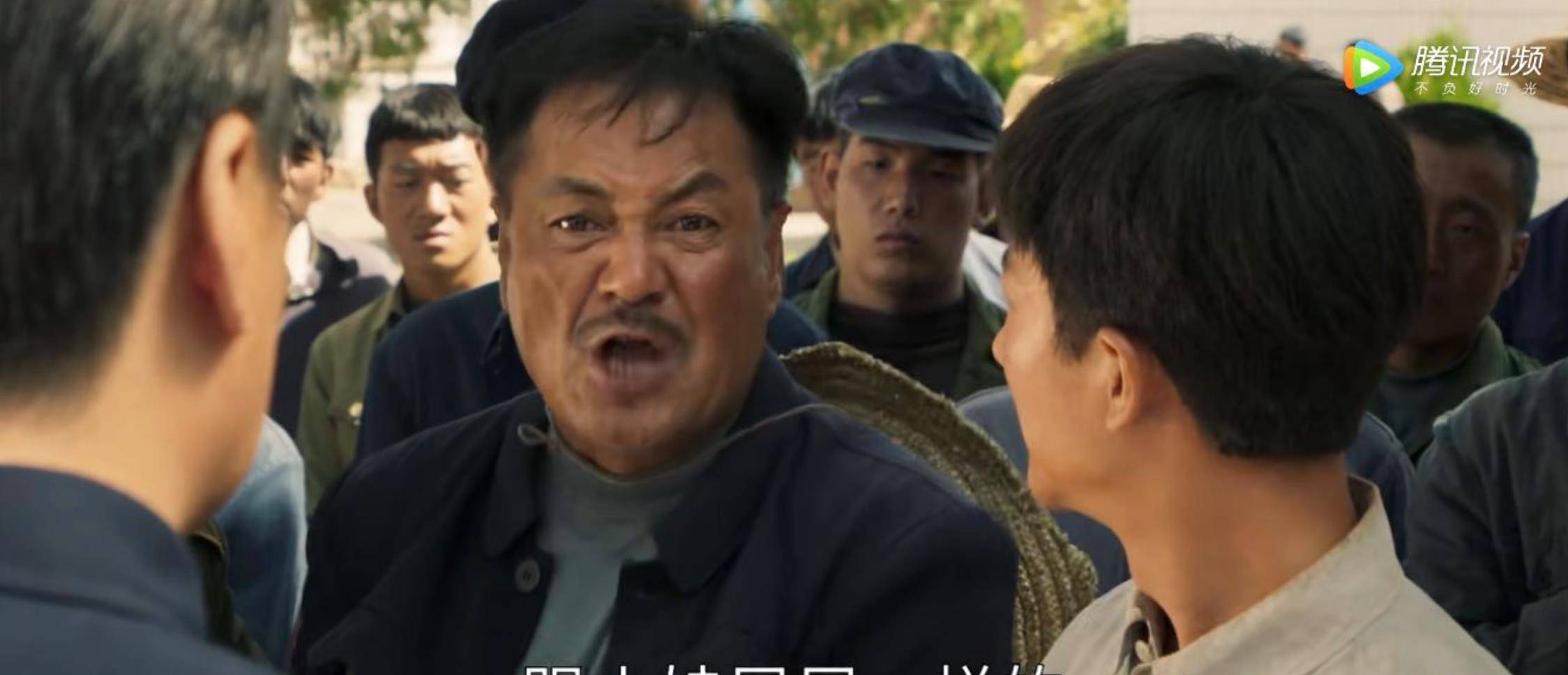 第一次是陈县长"威胁"老师让他教农民技术,威胁后跑了;《山海情》看了