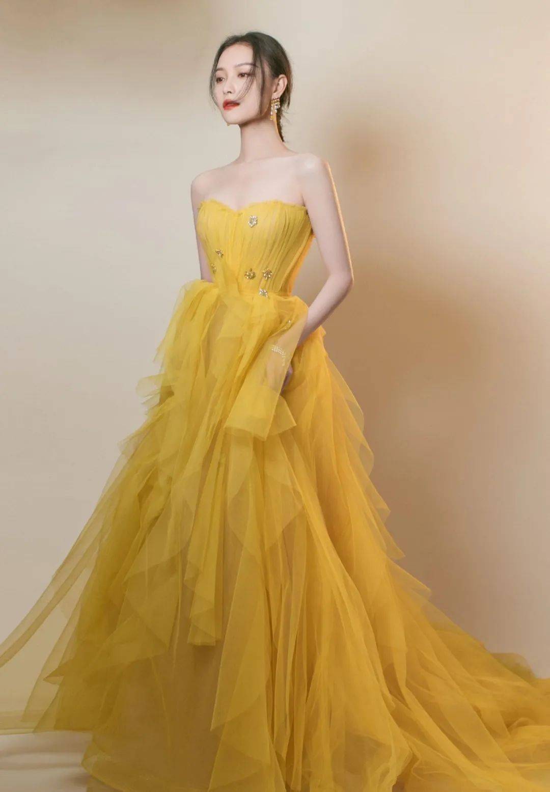 倪妮穿黄裙优雅大方,春夏别具一格,看到鞠婧祎,一身像公主太亮眼!