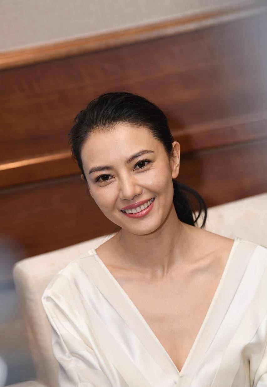 高圆圆的锁骨和美背让人眼前一亮,网友:赵又廷眼光真好_娱乐_头条