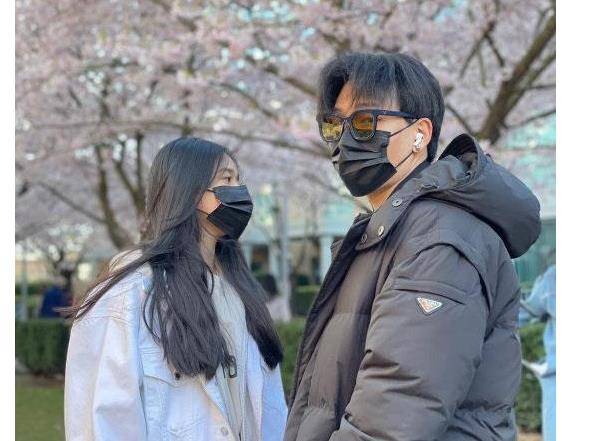 在照片上,优优(大名陈尊佑)写道:"樱花好美,可是我和lil妹妹好冷!