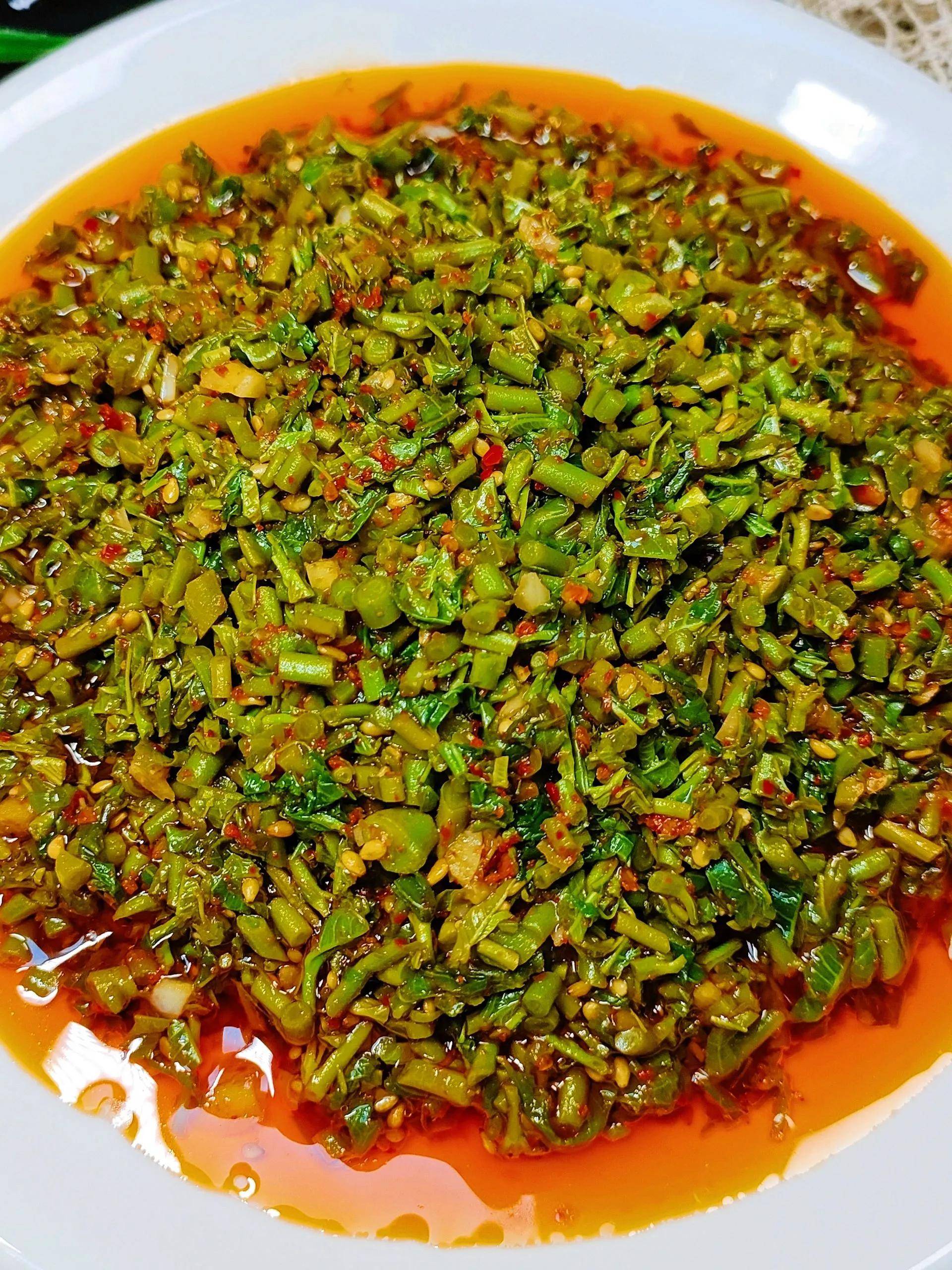 芝麻,辣椒面,淋入热油,加少许盐糖,2勺生抽,1勺香醋拌匀即可166香椿