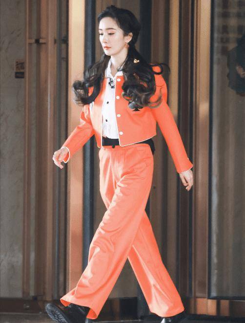 杨幂穿战士服走秀,满满的女总裁气质,网友:太帅了!_女神_时尚_原因