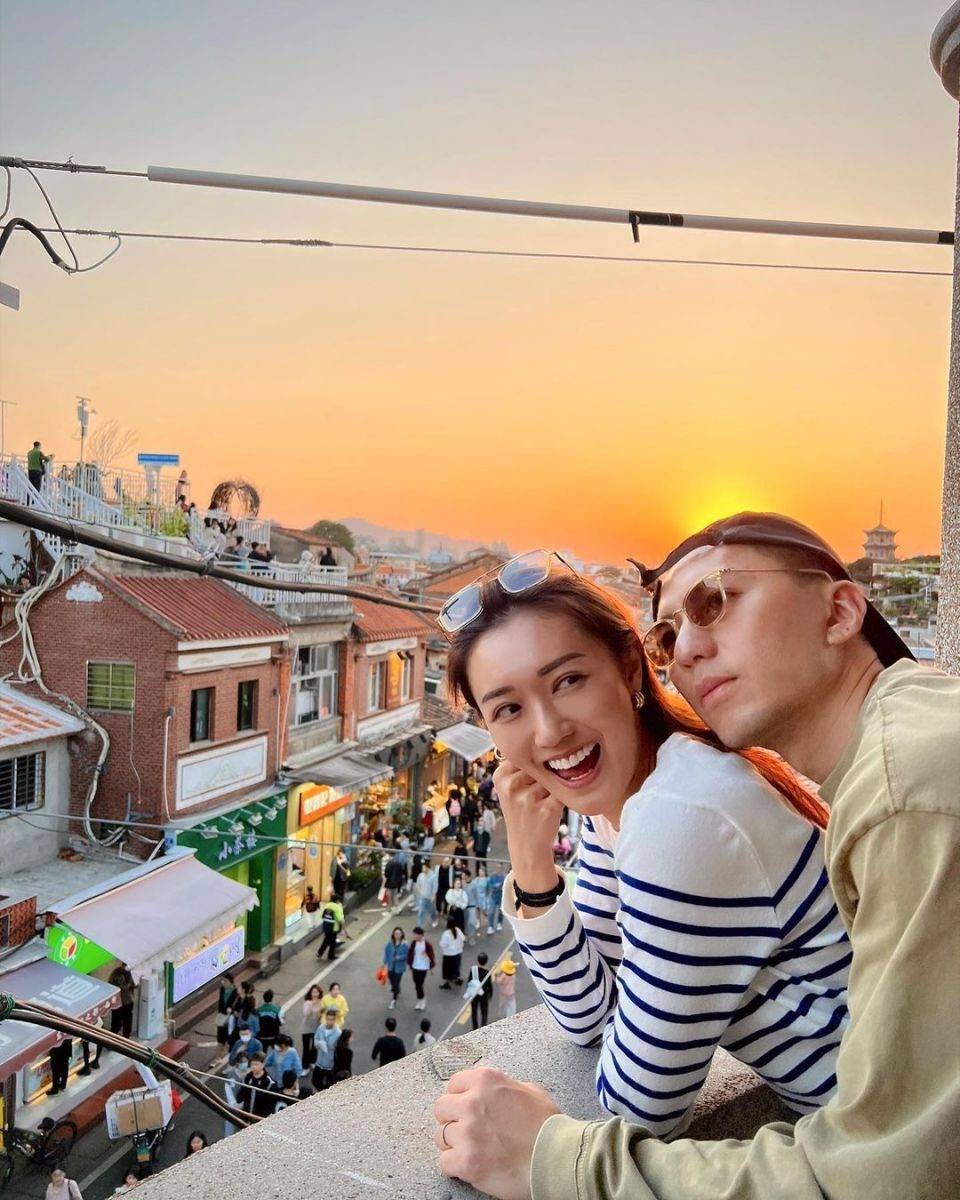 袁伟豪陪太太张宝儿回乡下福建 两人在黄昏下拍恩爱合影_旅游_工作