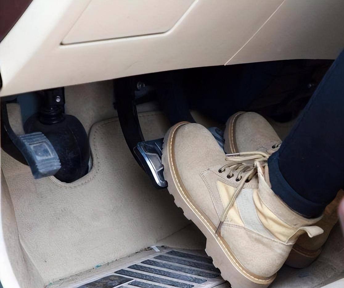 刹车和离合一起踩有什么后果?