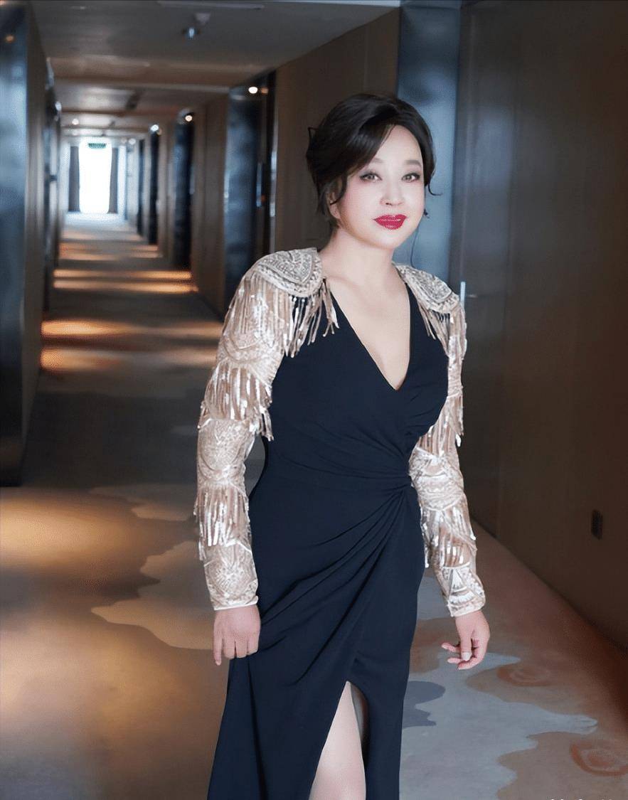 70岁刘晓庆同框63岁惠英红,一个时髦姐姐,一个雍容奶奶