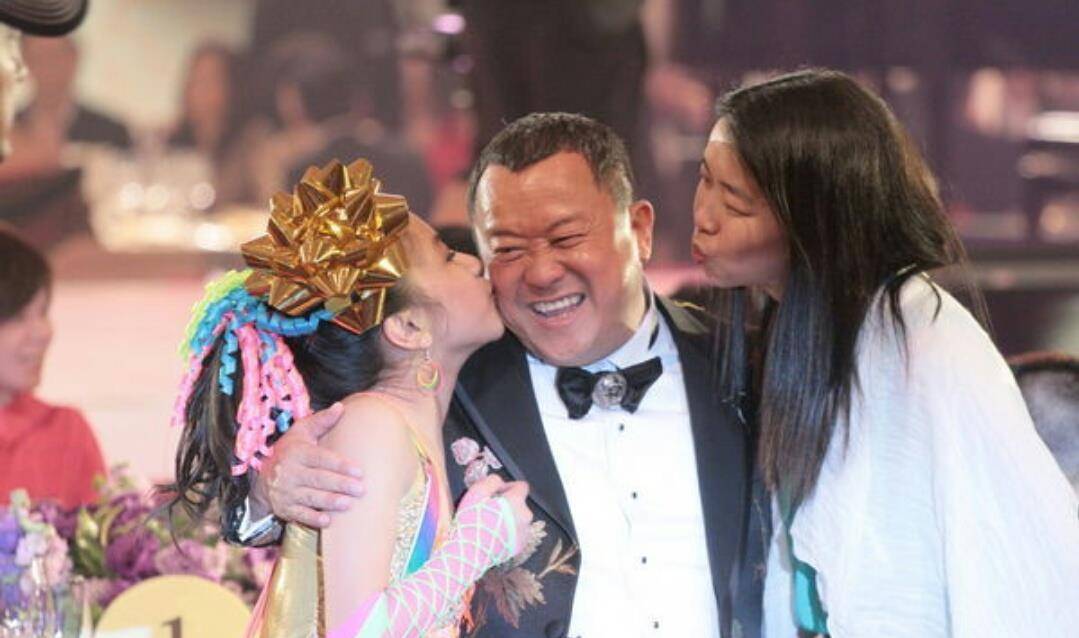 曾志伟庆70大寿引热议,被多位年轻女同事疯狂亲吻,他嘟嘴不躲闪_生日