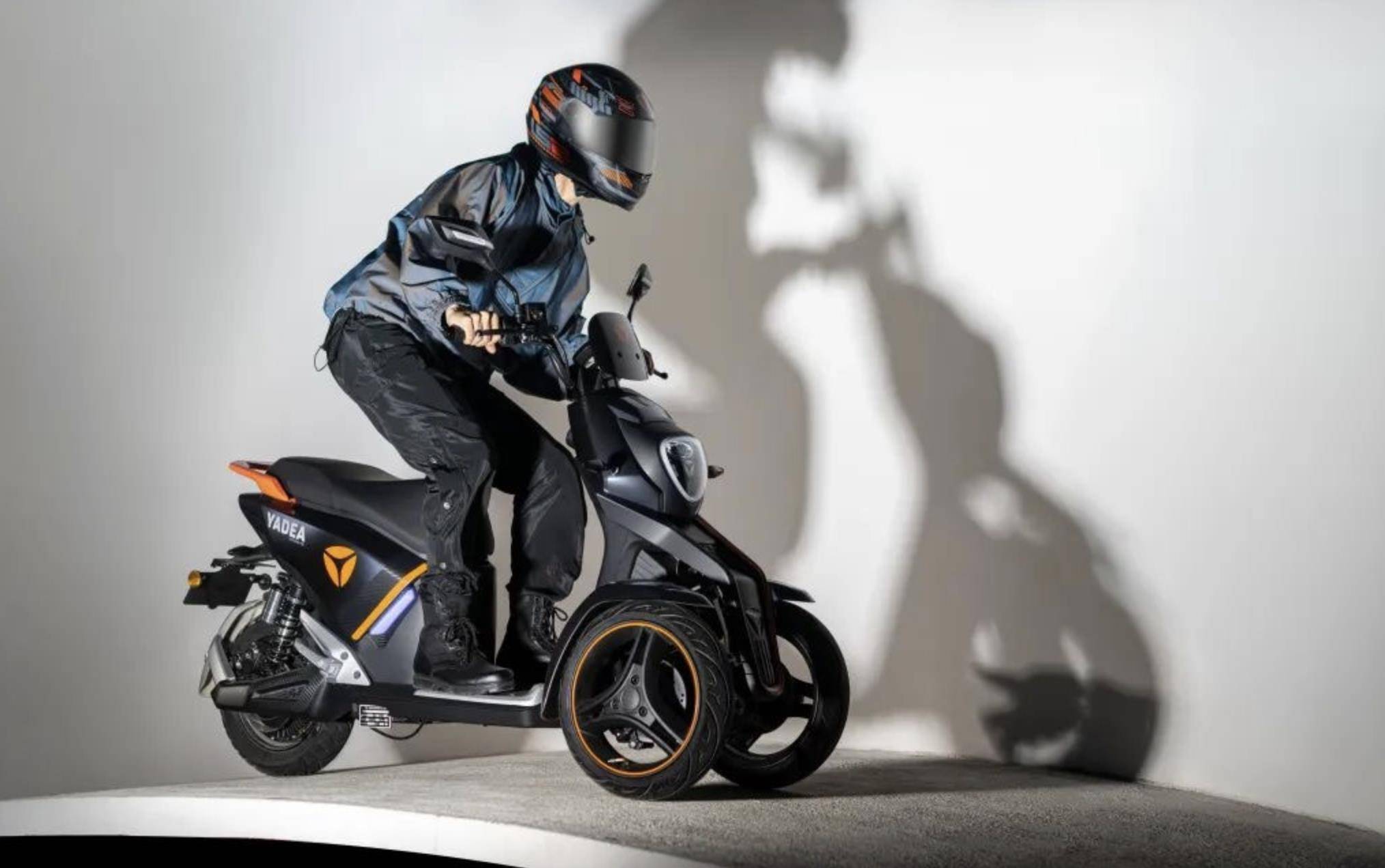 雅迪速影三轮车测评:前2轮后1轮设计,平稳不侧翻,驾驶很带劲!