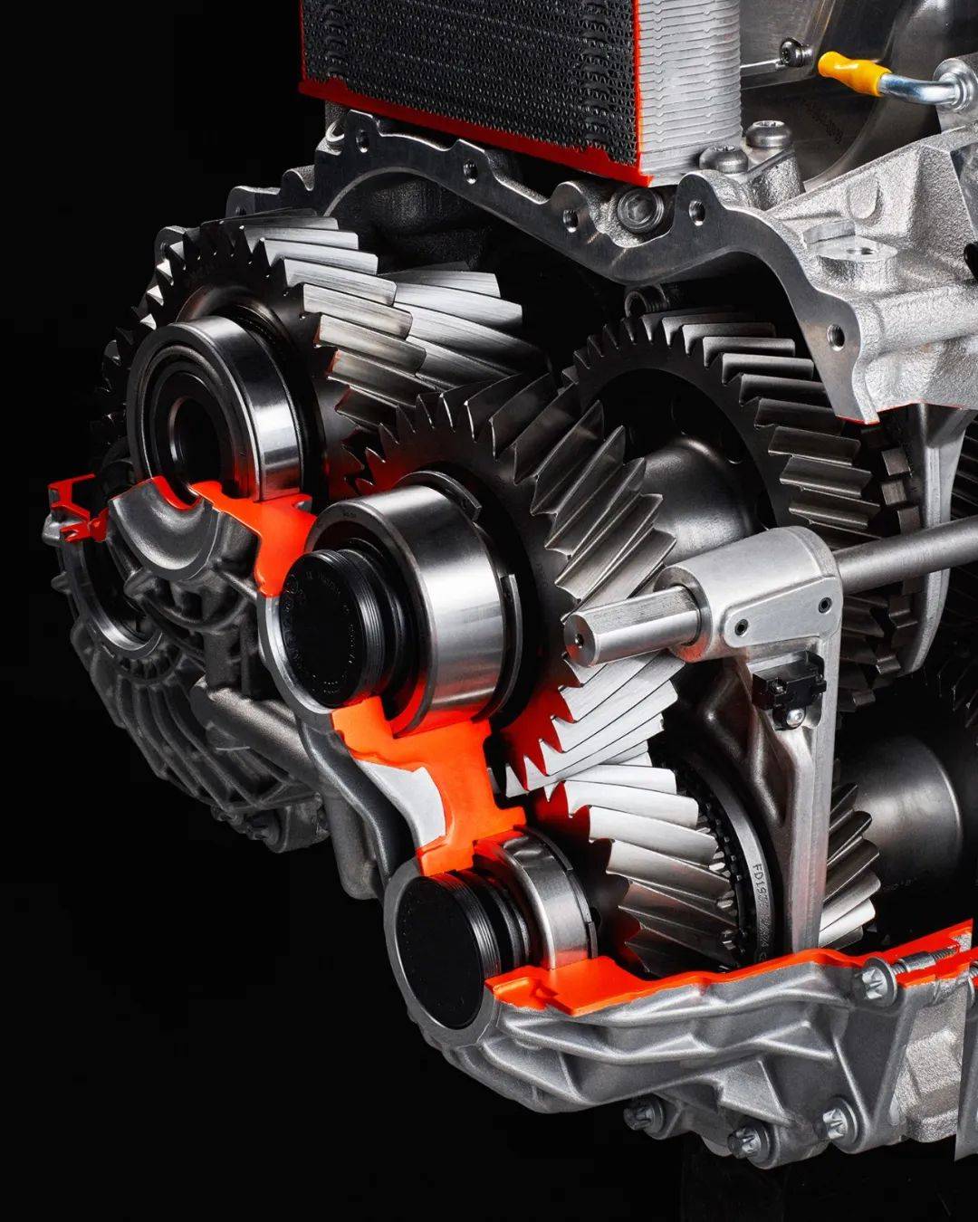 兰博基尼60年历史中,只有另外两款v12车型搭载了横向后置变速箱:其一