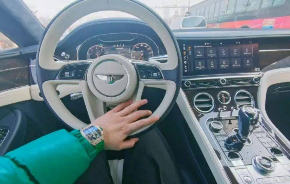 阿哲是一位资深的汽车收藏家,他手头上有许多顶级的豪车,其中宾利欧陆