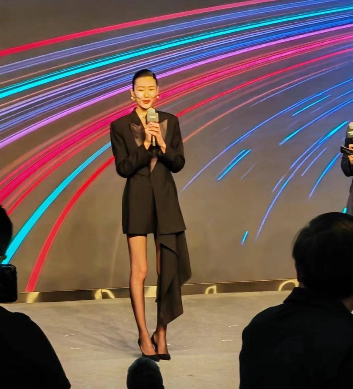 尤其是在和身边的主持人站在一起时,刘雯的一双逆天大长腿简直太绝了