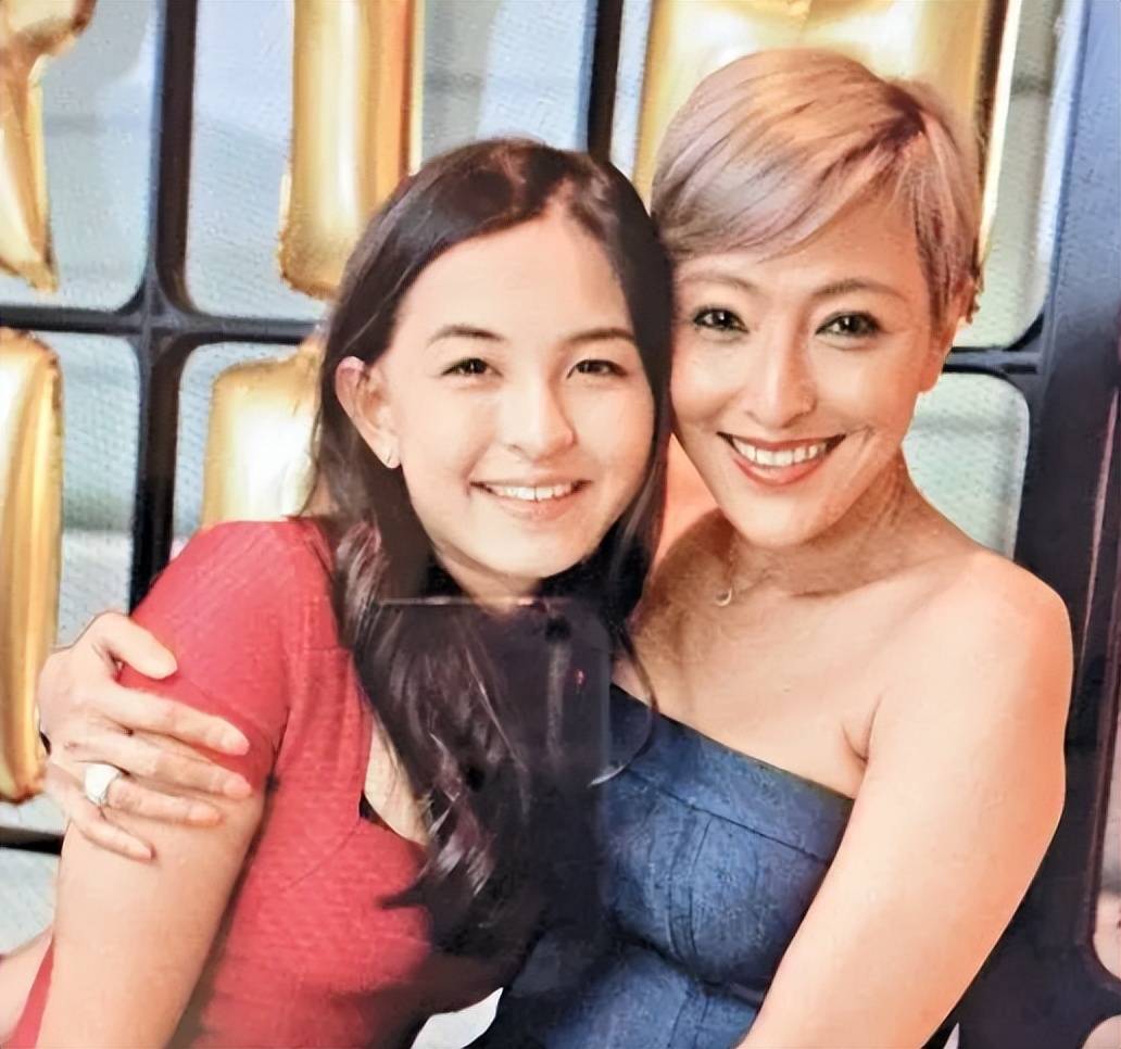 记得当初她和香港富三代施仲乐有过一段浪漫的感情,当时的hilary还以"