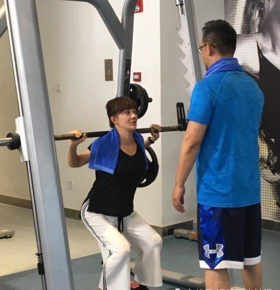 闫妮的腿,牛莉的腰,中年女演员为事业打拼,靠健身提升形象_身材_减肥