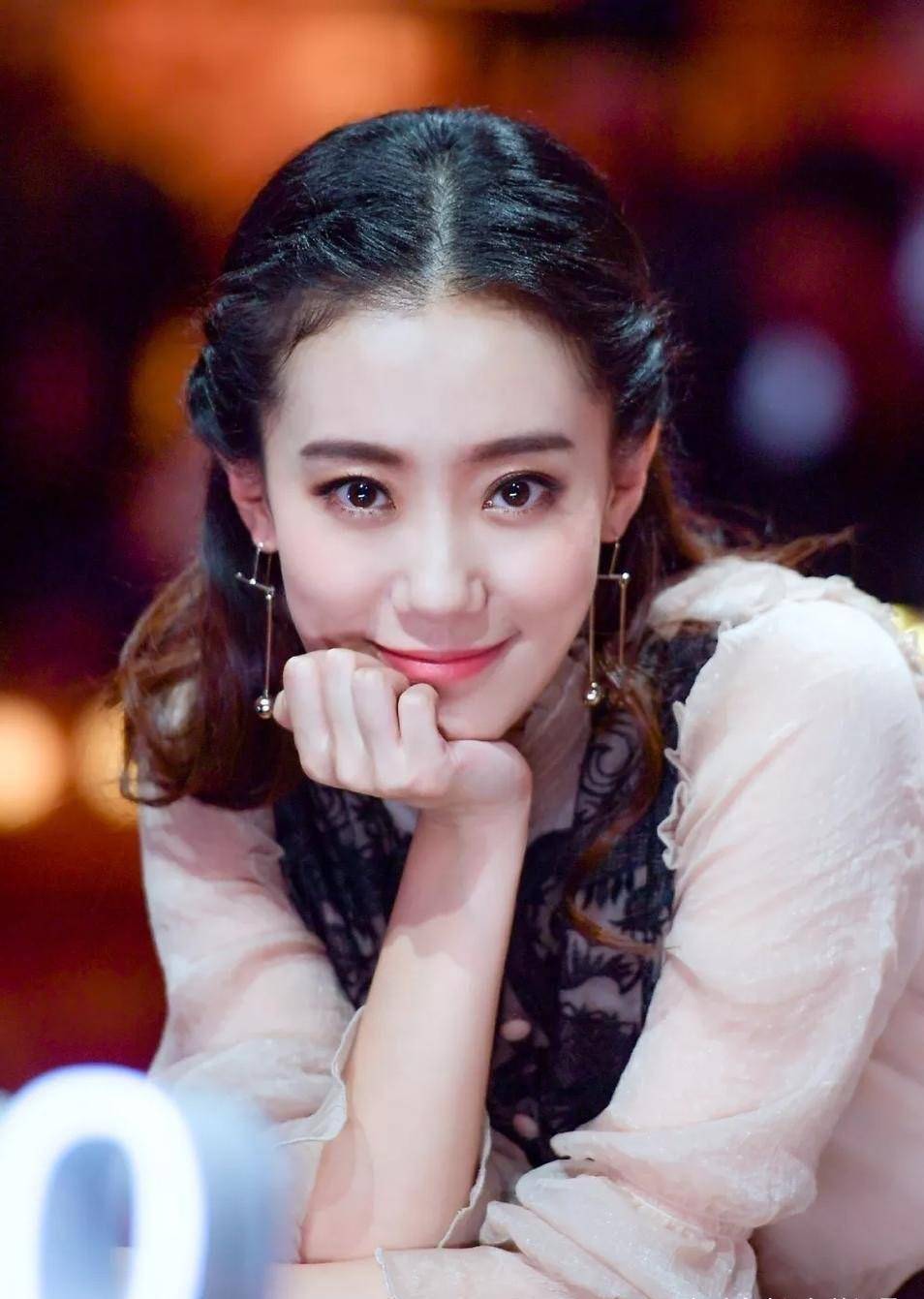 35岁张小斐携男助理喝咖啡,豪车被曝300万,男方似胖版贾乃亮_李焕英