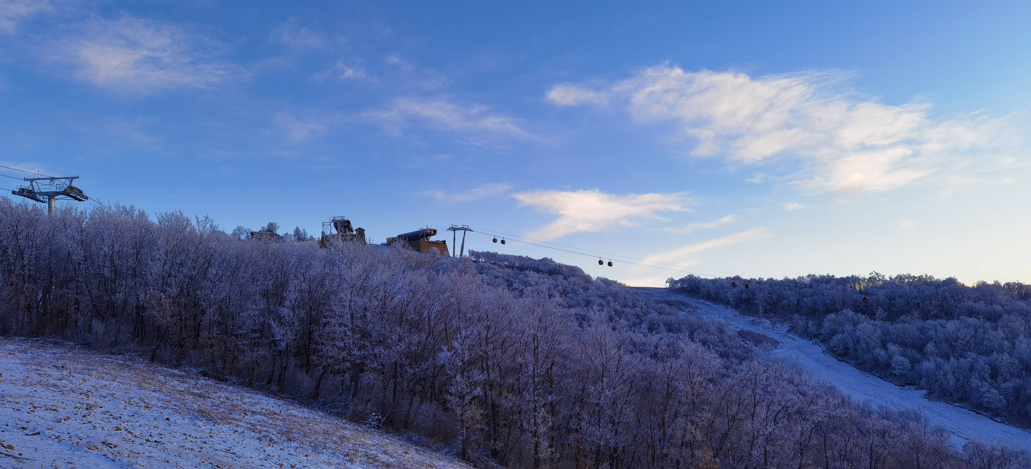 金山嶺銀河滑雪場是度假地的重要組成部分,是少有的稀缺型專業滑雪