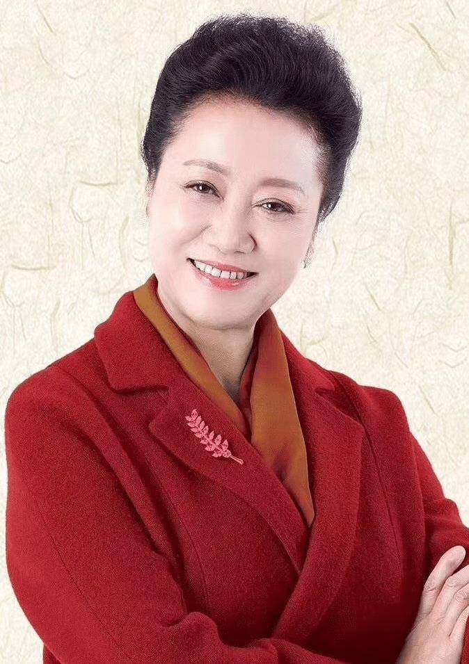 谁说奶奶不时髦?瞧67岁的王丽云,这样穿衣打扮多显优雅年轻