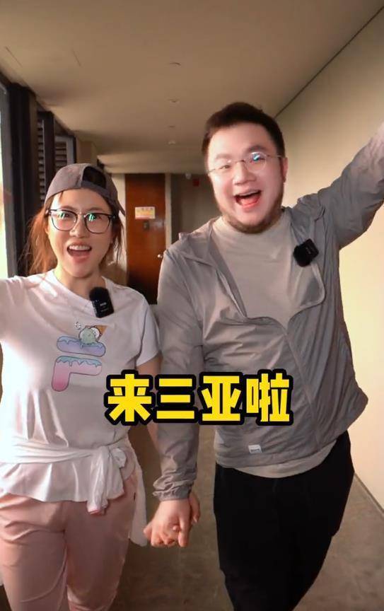 巴图夫妇牵手游玩,博谷发福更显旺夫相,言谈举止像极婆婆宋丹丹_儿子