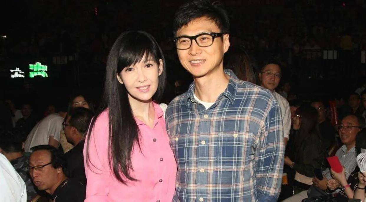 周慧敏离婚让人心疼!结婚14年丈夫出轨8次,她终于不再忍耐_倪震_因为_才华