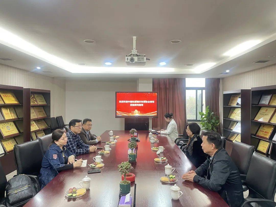 天黎集团执行董事王玉娟和华中强化公司总经理李浦华热情接待