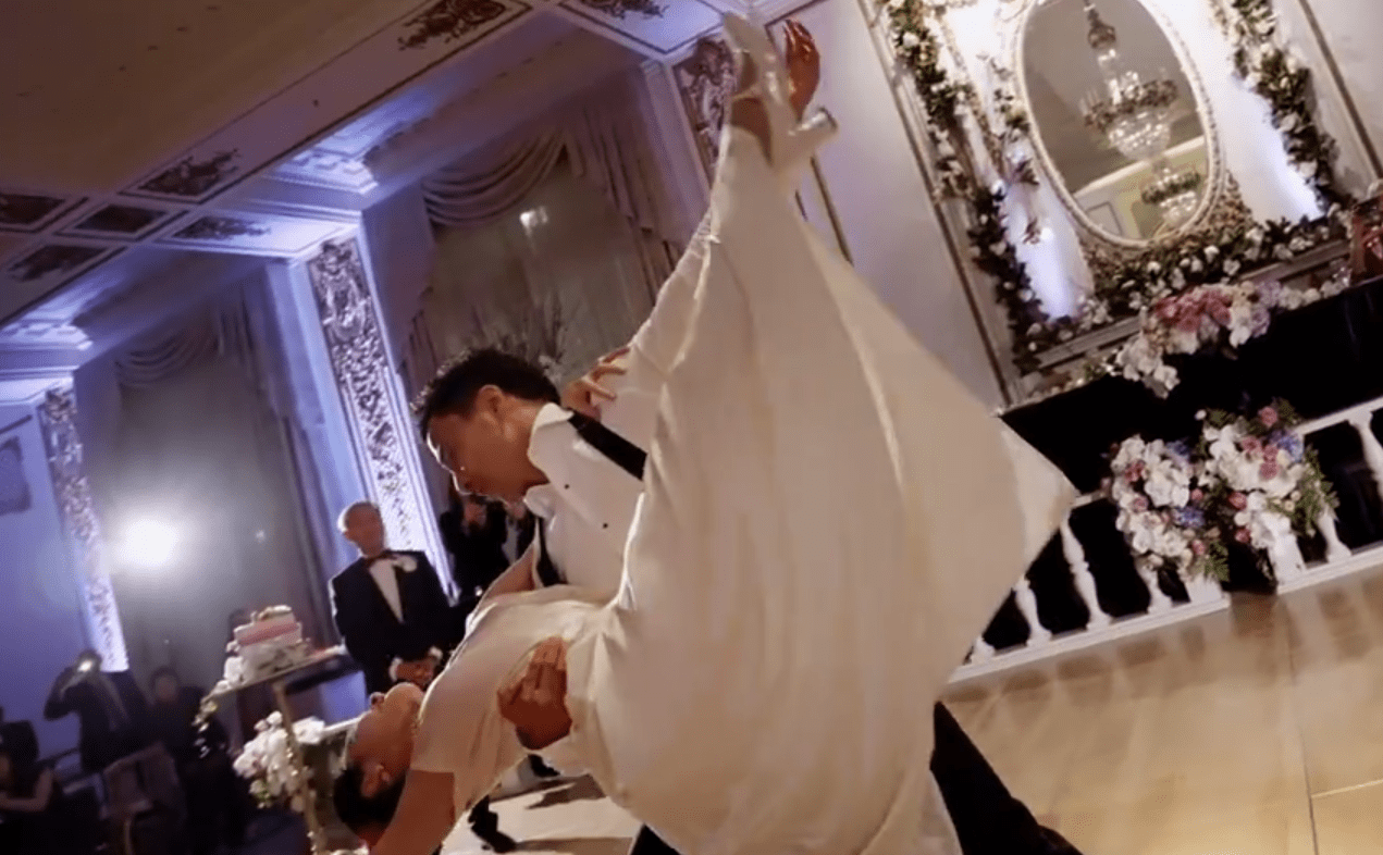 46岁谭元元美国大婚,与新郎翩翩起舞,曾误闯土豆老总婚姻引争议_王微