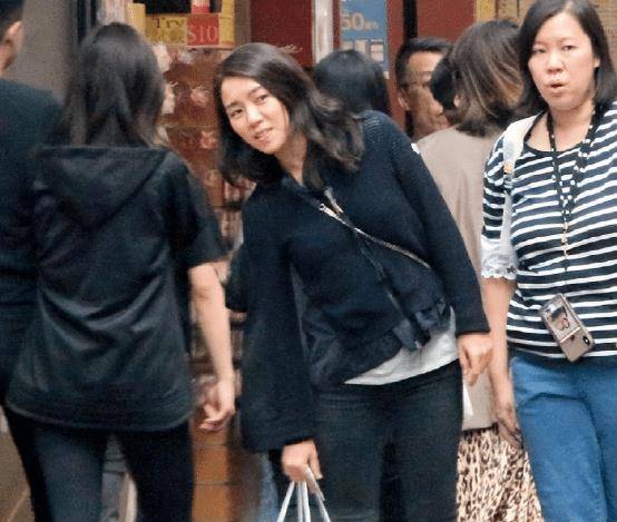 黎明罕见携妻女亮相,小19岁妻子大圆脸太有旺夫相,2岁女儿和他共用一