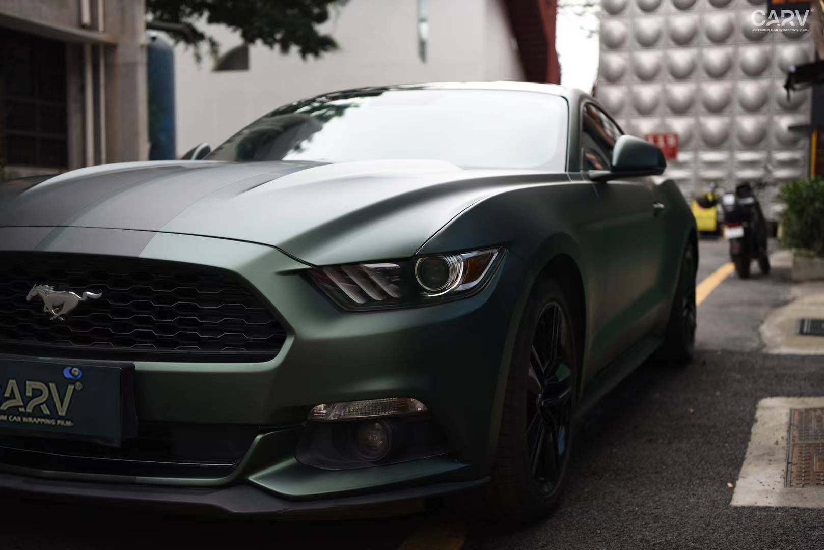 野马卡孚改色膜超哑金属墨绿,独特而又复古的色调_搜狐汽车_搜狐网