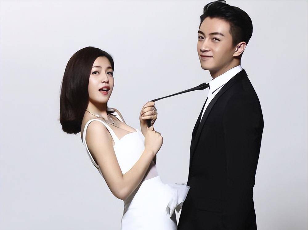 在两人一起参加的活动上,陈晓也从来不会把目光看向身边的妻子.