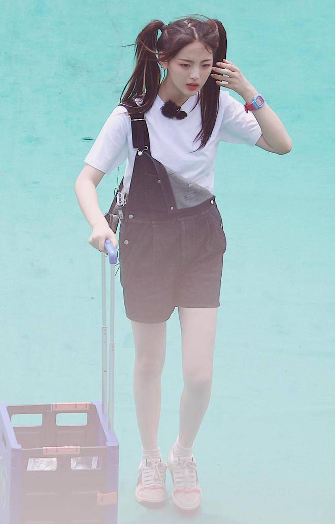 杨超越一身休闲装,白t配一字肩短裤酷酷的,双马尾的造型好可爱_感觉