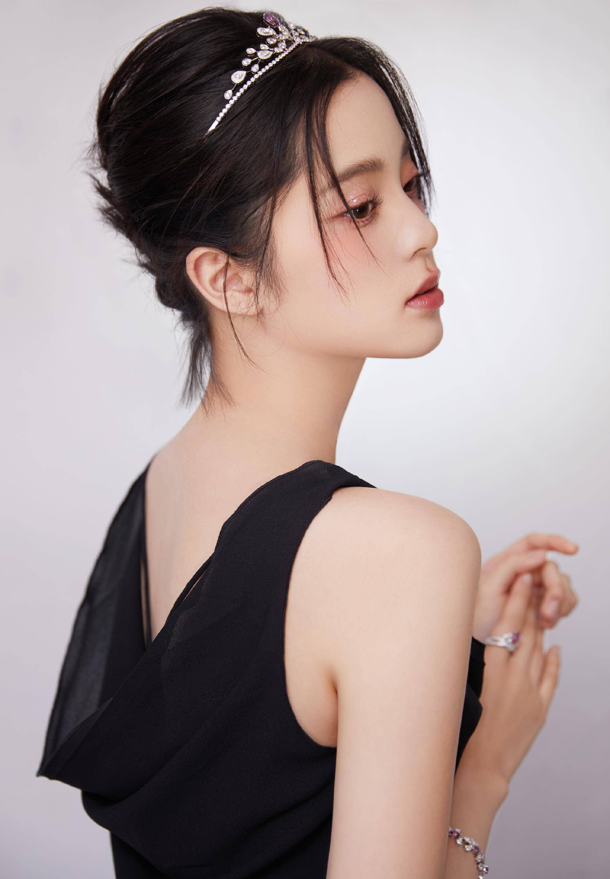 欧阳娜娜分别身穿玫红纱裙与黑色吊带连体裤搭配闪头饰出席活动_娜比