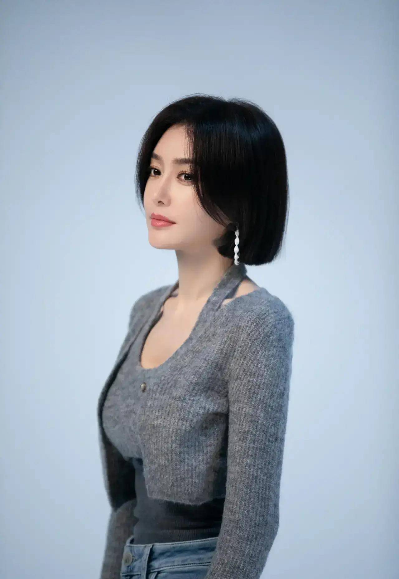 秦岚气质脱俗,她穿着针织开衫搭配牛仔裤,显得美丽,知性,优雅.