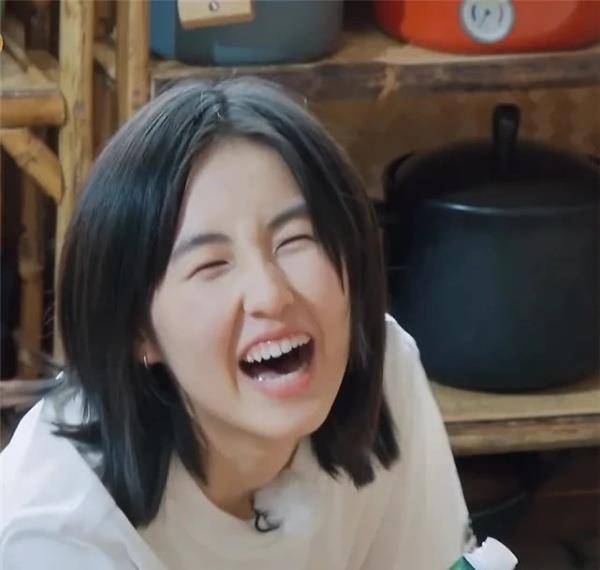 张子枫见客人都会很腼腆,当第一次迎来自己的朋友时,开心到蹦!