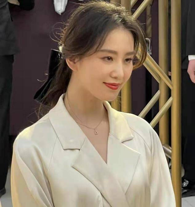 曝光刘诗诗活动生图,瘦过头真丝睡裙穿得松垮,全靠直角肩在撑着_款式