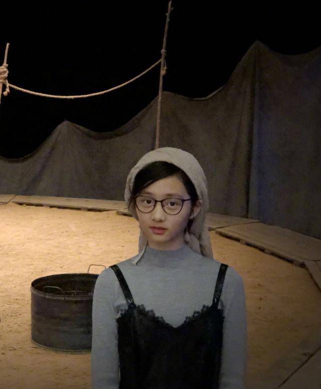 有一种"暴风成长"叫黄多多,"小妇人"造型,感觉像