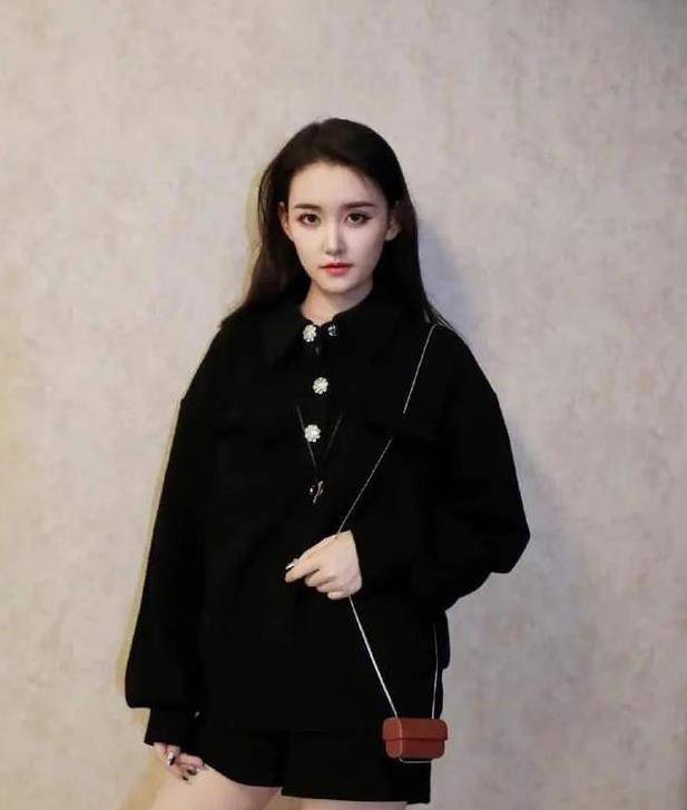 蒋依依走红毯时把裙尾给扯掉了,不愧是"怪力少女",真的好尴尬_裙摆