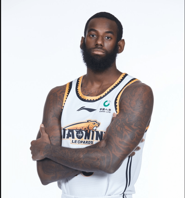 辽宁外援桑普森找队医抓一把瓜子揣兜里,露大豁牙李晓旭偷笑_房间