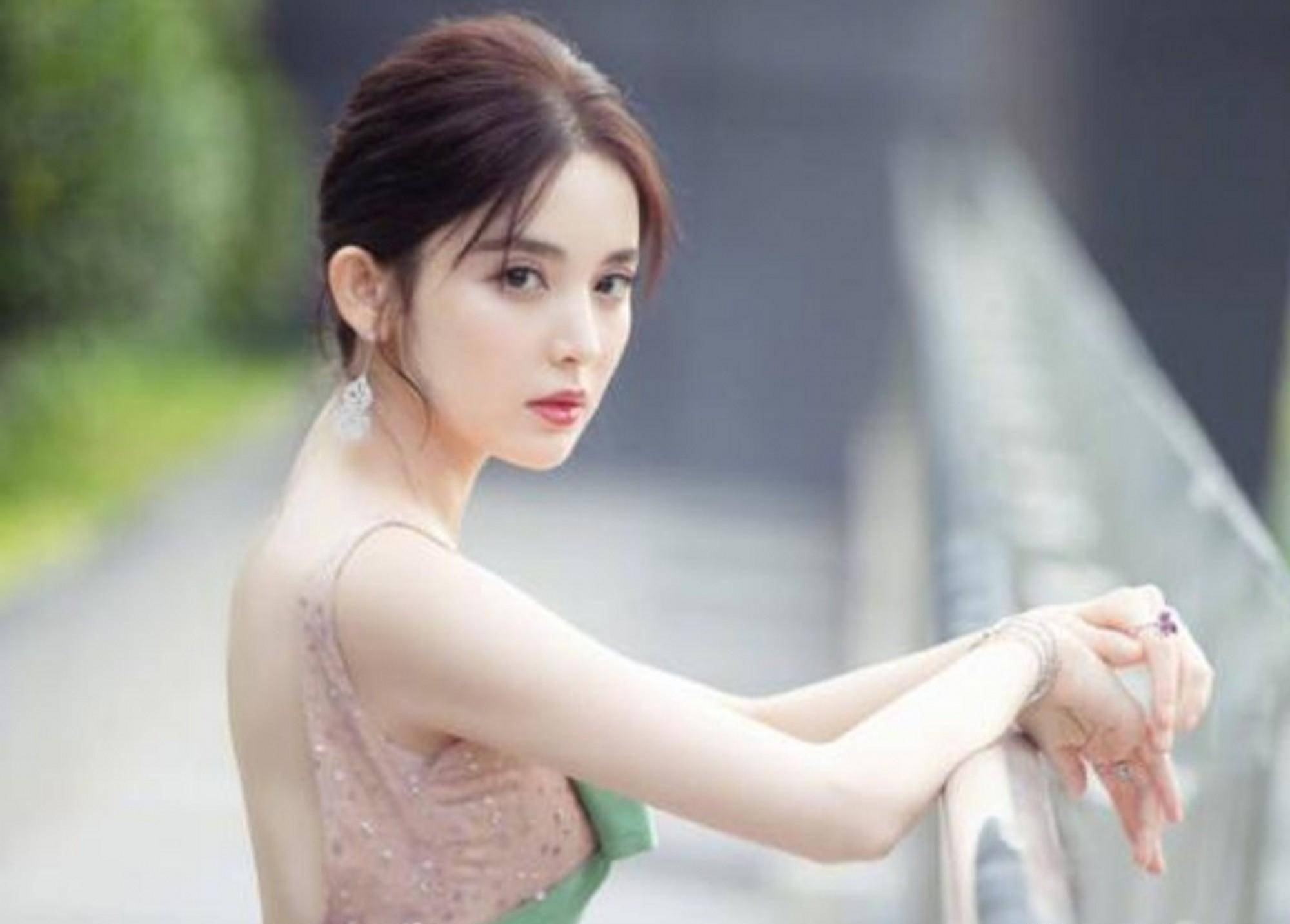 清纯典雅的古力娜扎,为何一直被黑粉攻击生活混乱?