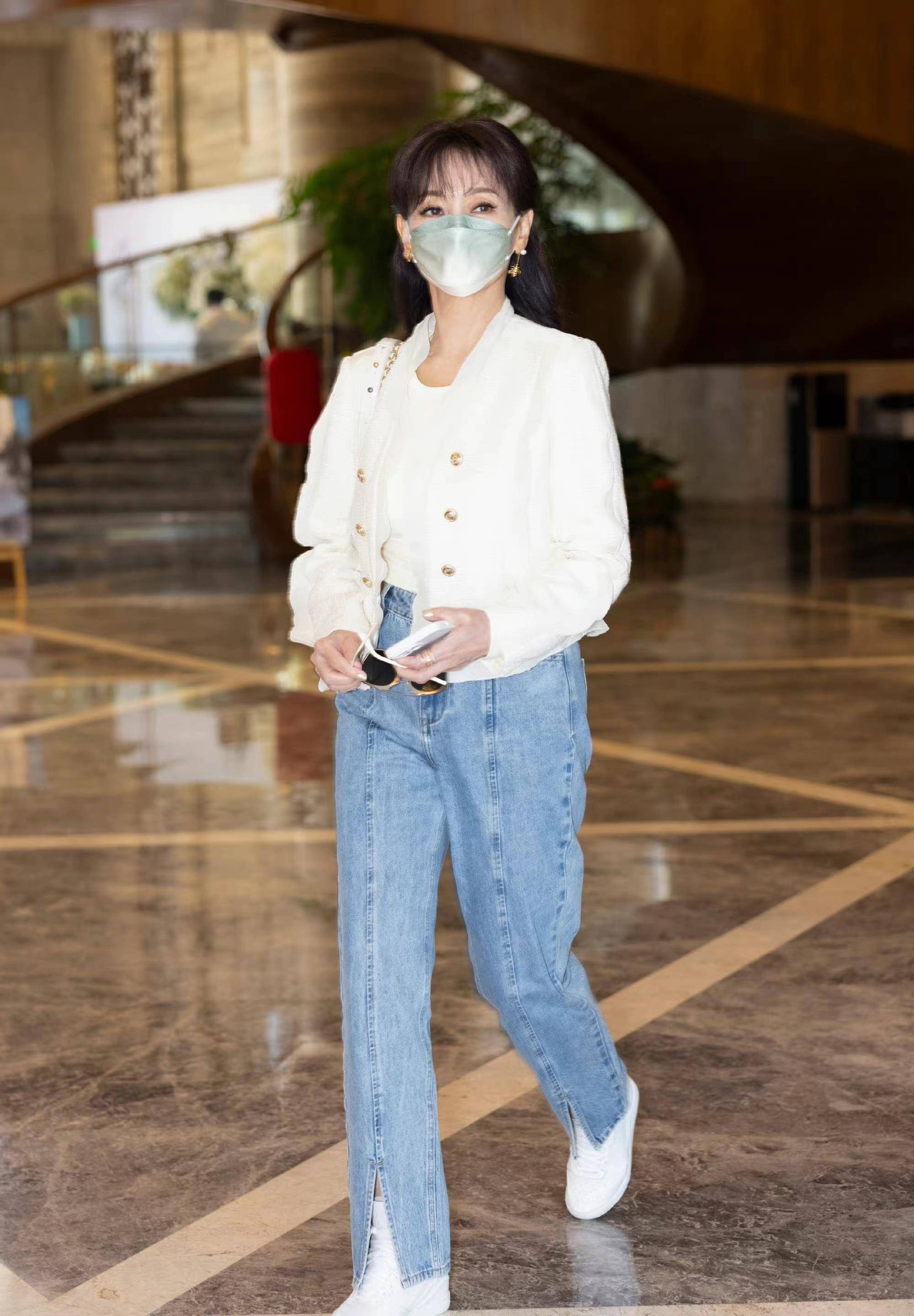 69岁赵雅芝真时尚,白色小香风外套搭牛仔裤,清爽又减龄!