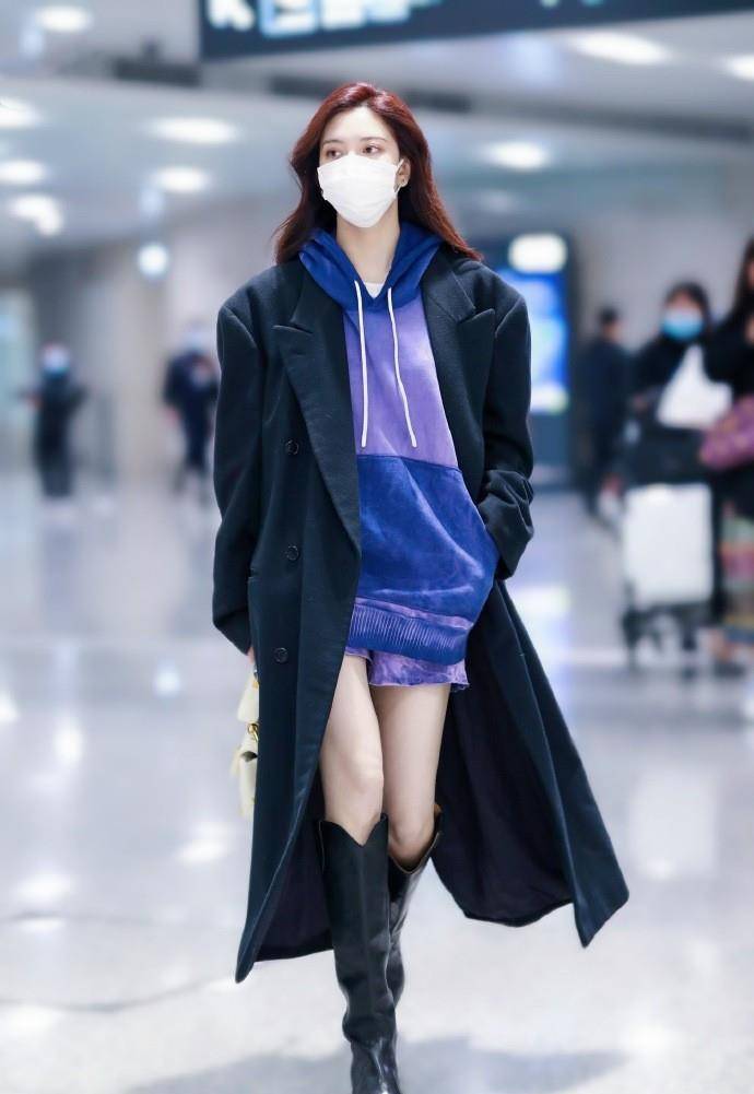 宋妍霏机场穿大衣走时尚，大长腿吸睛，萌酷风太时髦了-爱搭网