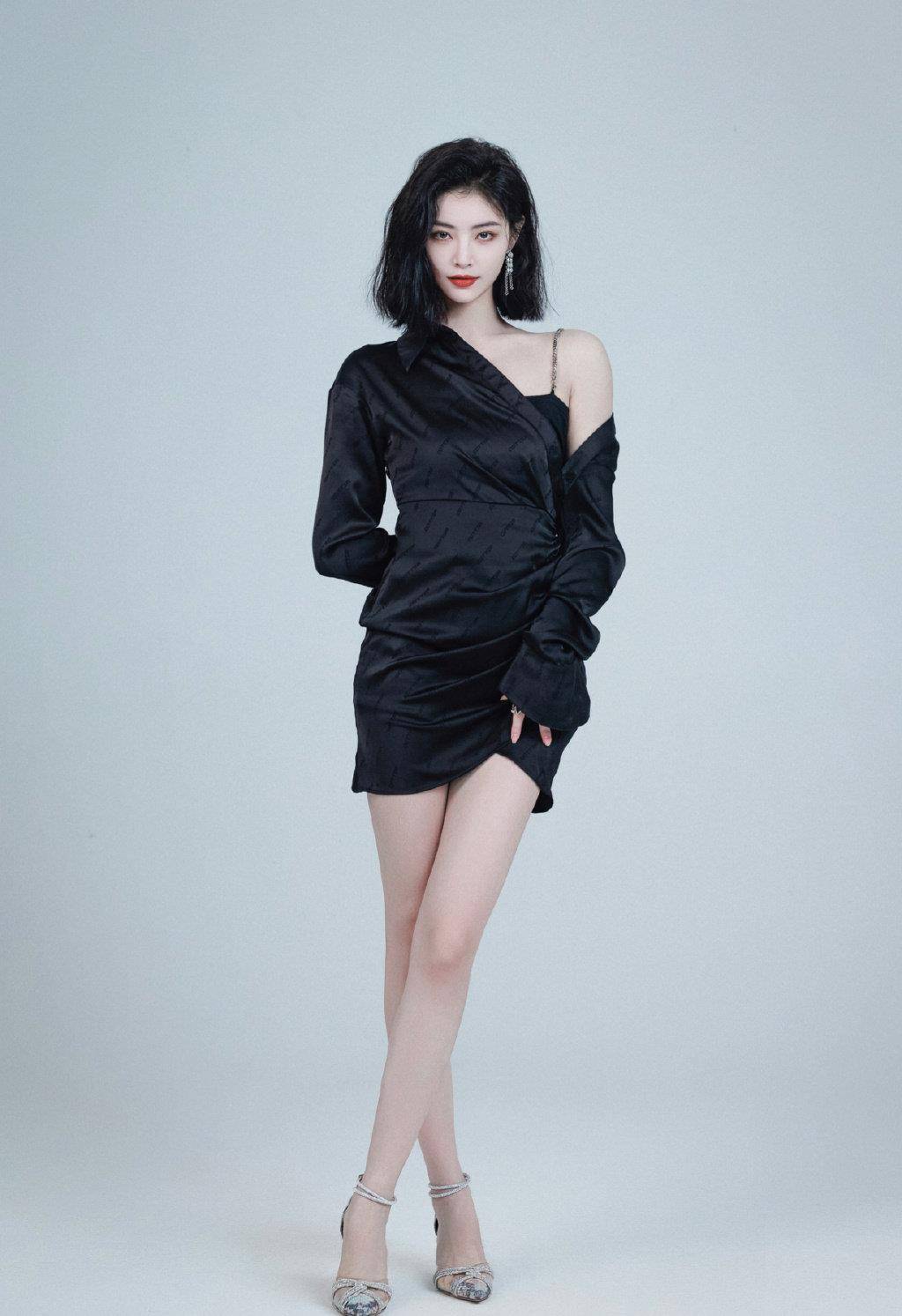 9 许佳琪,黑色魅力:齐肩短发,明眸红唇,一身黑色吊带裙装,纤腰长腿