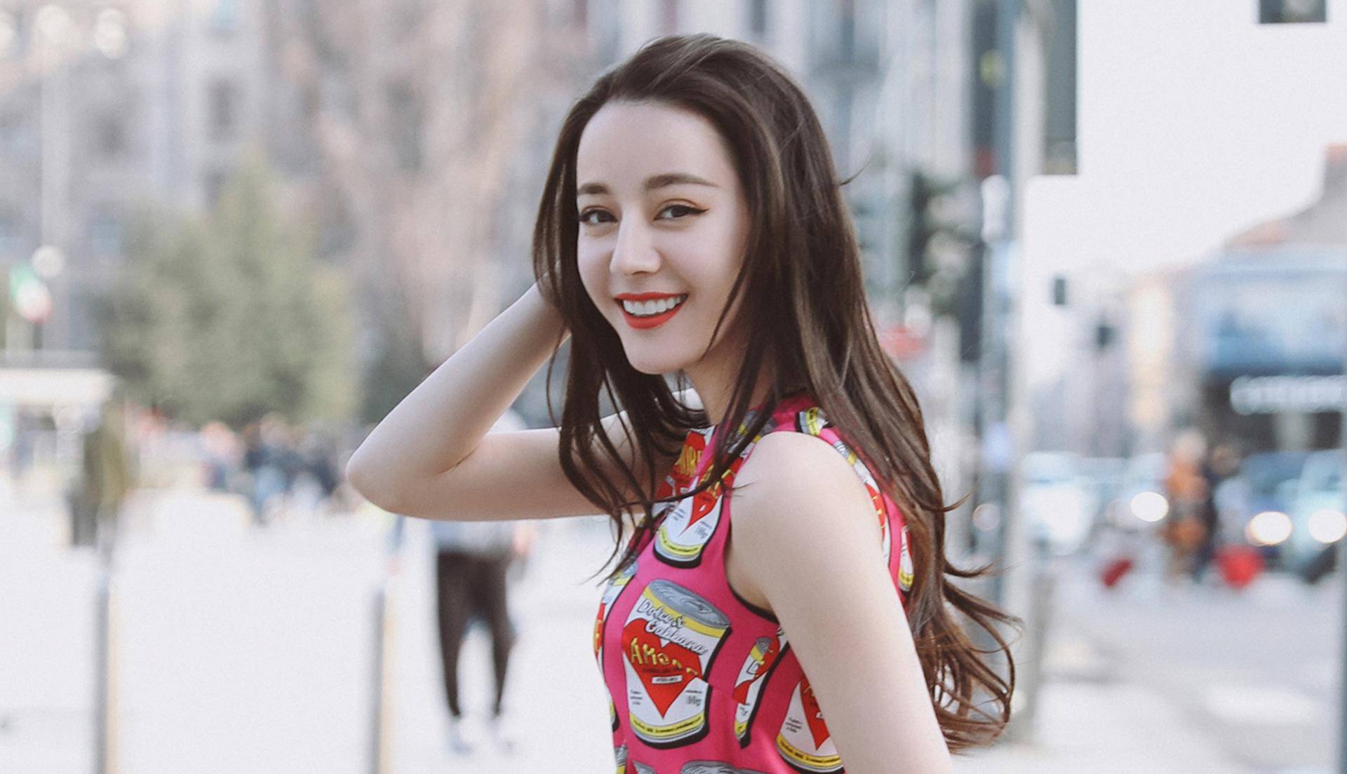 迪丽热巴因穿防护裤出名,防护裤比裤子长3厘米,华晨宇害羞得不敢直视