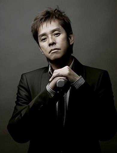 谭咏麟是香港著名的男歌手,音乐人和演员,也是华语乐坛的重要代表人物