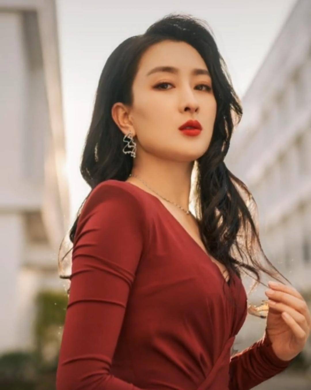 马苏红色长裙气质优雅大气,体现出时尚魅力._卷发_比例_身材