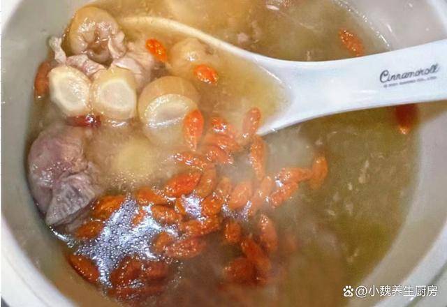 【西洋参桂圆瘦肉汤的食谱解析】准备一些食材:选购西洋参45克左右(西