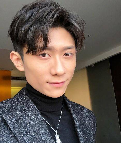 张一山晒四连拍帅气出镜,胸前小熊链子亮眼,透露新戏即将出炉_自拍_小