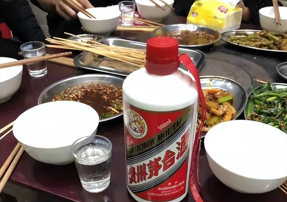 喝茅台酒酒桌照片图片