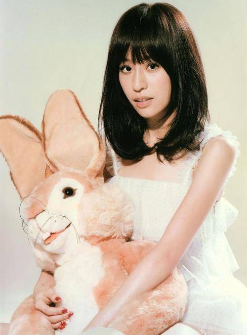 王心凌曾经也算台湾偶像剧的代表人物之一,以歌手身份出道凭借着欢快