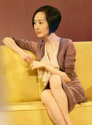 曾在一期节目中,鲁豫采访一位白发苍苍的老院士,当时老院士上台后,先