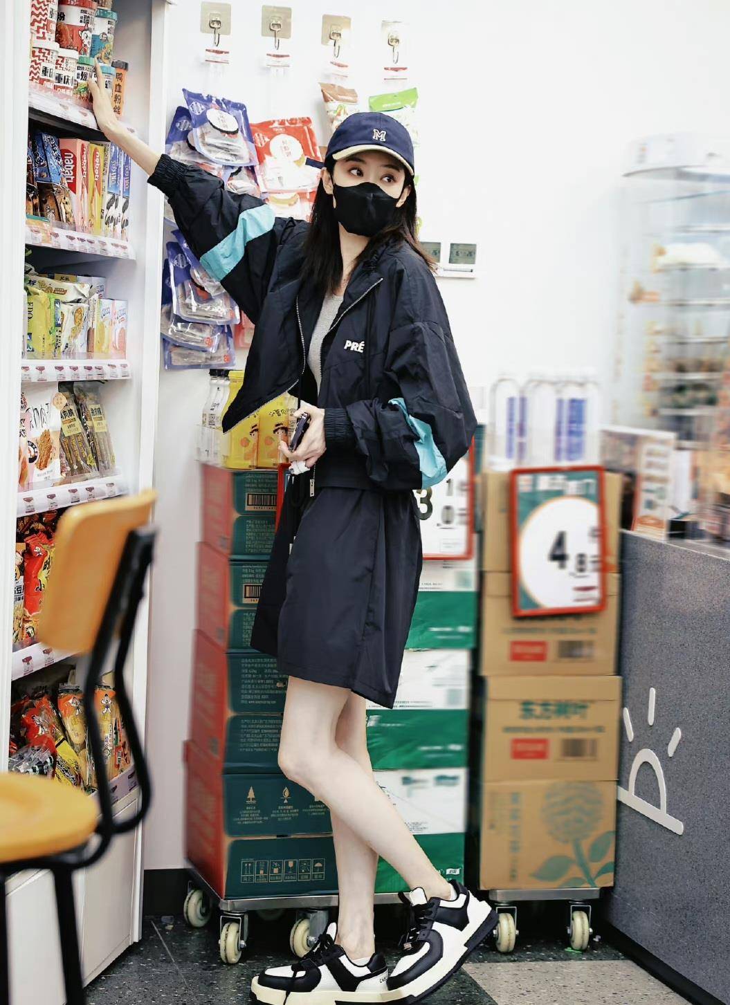 张小斐私服拼色外套搭配黑色短裤,休闲又时尚,显瘦显高_气息_夏日