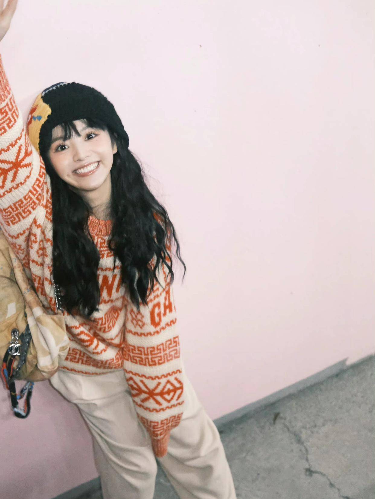 田曦薇波浪卷元气随拍,水汪汪的大眼睛,甜甜的梨涡,为甜妹心动_雀斑