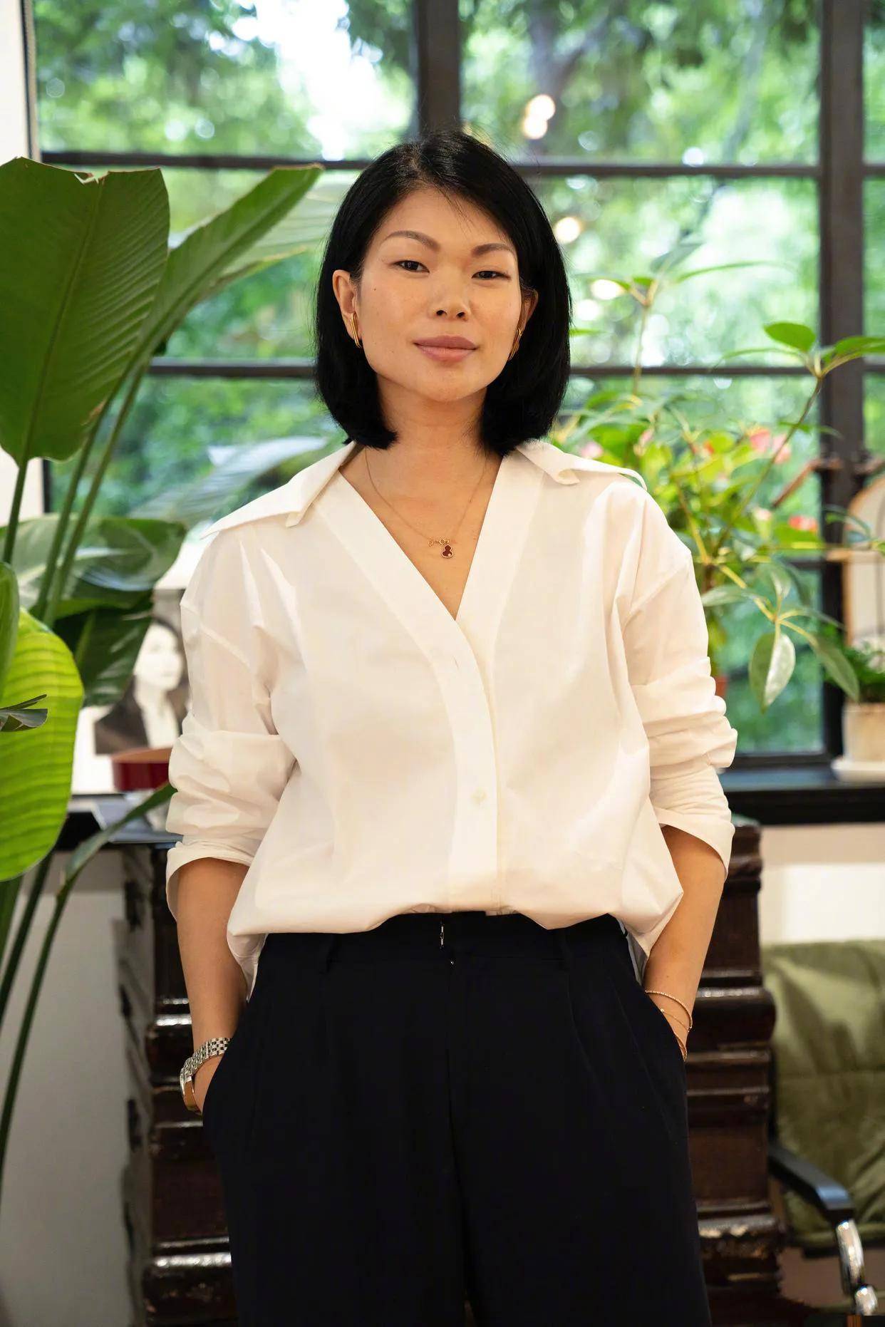 紧接着吕燕便应邀素颜出镜,拍摄了一组经典的造型——雀斑百合照.